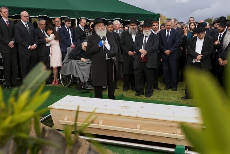 El rabino de la sinagoga de Poway Yisroel Goldstein oficia el entierro de las víctmas del ataque (AFP) El rabino de la sinagoga de Poway Yisroel Goldstein oficia el entierro de las víctmas del ataque