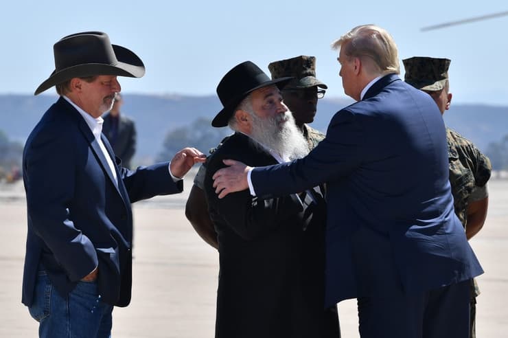 Trump saluda al rabino de la sinagoga de Poway Yisroel Goldstein y el alcalde Steve Vaus 
