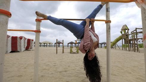 Agam, bailarina exótica israelí, se opone al cierre de clubes de strip-tease.