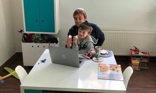 Pésaj en casa. Un niño y su padre, de la comunidad judía de Chile, comparten la celebración de forma digital. 