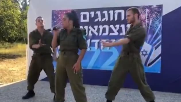 Noa Kirel y dos soldados bailarines.