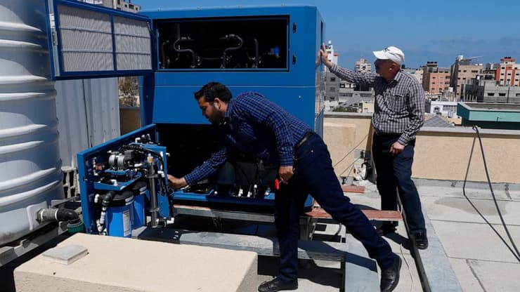 El ingeniero palestino Raed Nakhal del Fondo de Ayuda para Niños de Palestina, a la derecha, y el ingeniero Abdullah Dewik, comprueban la máquina GEN-M que genera agua potable segura desde el techo del hospital pediátrico al-Rantisi en la ciudad de Gaza. (AP) El ingeniero palestino Raed Nakhal del Fondo de Ayuda para Niños de Palestina, a la derecha, y el ingeniero Abdullah Dewik, comprueban la máquina GEN-M que genera agua potable segura desde el techo del hospital pediátrico al-Rantisi en la ciudad de Gaza.