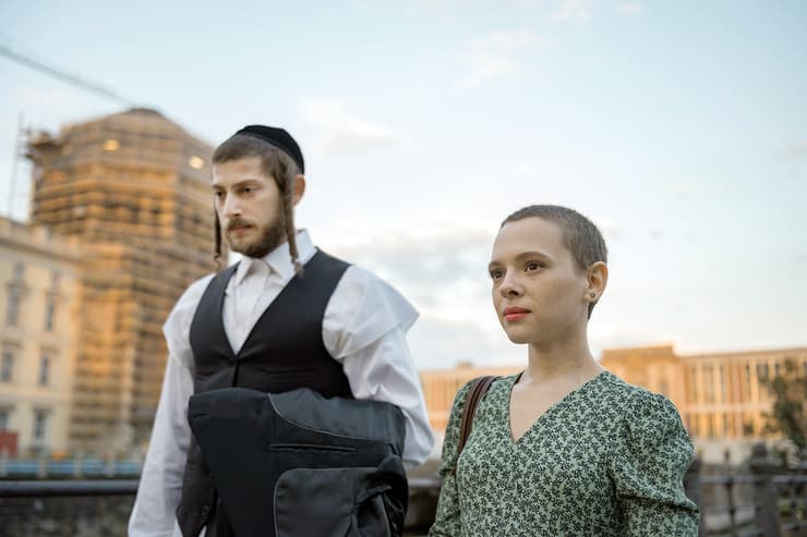 Shira Haas (Esther Shapiro) y Amit Rahav (Yanky Shapiro) en la serie. Feldman: "Estapa preocupada por ella". (Anita Molnar) Esther Shapiro