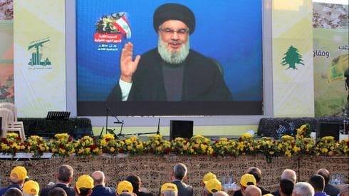 Hassan Nasrallah hablando con partidarios de Hezbollah en Beirut a través de video. 