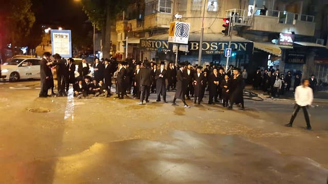 Protesta de los ultrarreligiosos extremistas en Mea Shearim. “El distanciamiento social va contra la forma de vida de ellos”. (Ynet) Protesta de los ultrarreligiosos extremistas en Mea Shearim. “El distanciamiento social va contra la forma de vida de ellos”