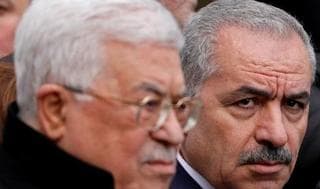 El primer ministro palestino Mohammad Shtayyeh y el presidente Mahmoud Abbas. 