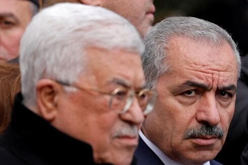El primer ministro palestino Mohammad Shtayyeh y el presidente Mahmoud Abbas asisten al funeral del ex alto funcionario de Fatah Ahmed Abdel Rahman, en Ramallah. (Reuters) El primer ministro palestino Mohammad Shtayyeh y el presidente Mahmoud Abbas asisten al funeral del ex alto funcionario de Fatah Ahmed Abdel Rahman, en Ramallah
