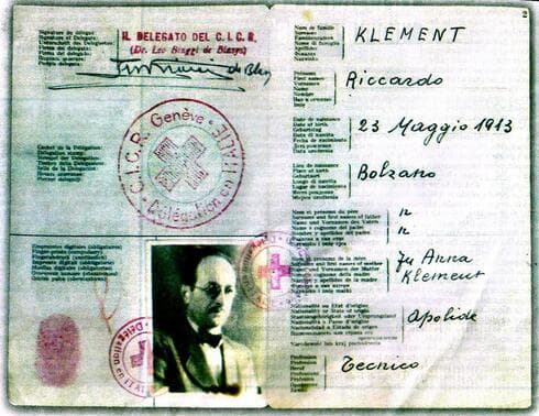 El pasaporte con el nombre de Riccardo Klement, con el que Eichmann ingresó a la Argentina. (AFP) Eichmann