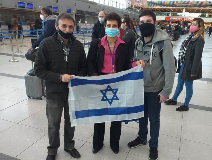 Galit Ronen, embajadora de Israel en Argentina, en el aeropuerto de Buenos Aires despidiendo a inmigrantes. (Embajada de Israel en la Argentina) Galit Ronen, embajadora de Israel en Argentina, presente en el aeropuerto para despedir a los israelíes varados y desearle buena suerte a los nuevos inmigrantes.