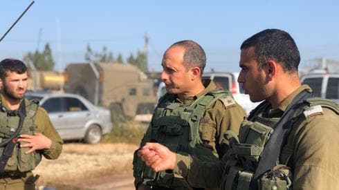 Oficiales de las FDI en la aldea Yabed, donde el soldado fue asesinado. (Unidad de Portavoces de las FDI) Oficiales de las FDI en la aldea Yabed, donde el soldado fue asesinado.