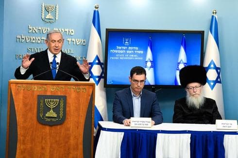 El primer ministro Benjamin Netanyahu, el director general del Ministerio de Salud, Moshe Bar-Siman-Tov, y el exministro de Salud, Yaakov Litzman, hacen declaraciones televisadas durante el bloqueo del coronavirus (Shalev Shalom) El primer ministro Benjamin Netanyahu, el director general del Ministerio de Salud, Moshe Bar-Siman-Tov, y el ministro de Salud, Yaakov Litzman, hacen declaraciones televisadas durante el bloqueo del coronavirus