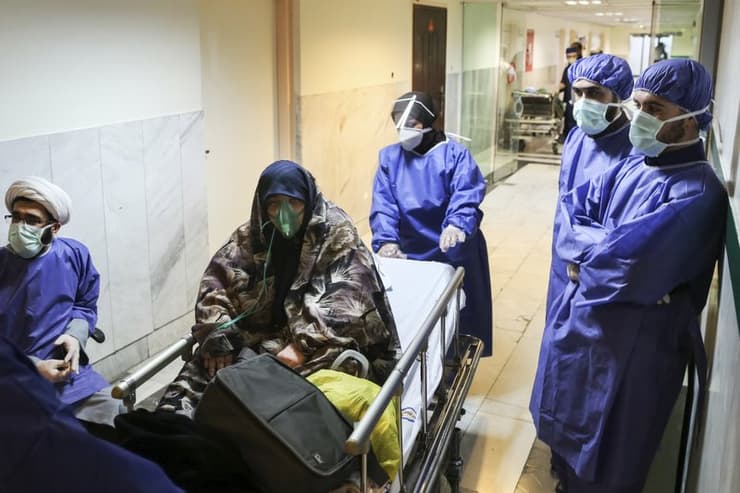 Los profesionales de la salud iraníes dicen que están impotentes frente al contagio. (AP) Los profesionales de la salud iraníes dicen que están impotentes frente al contagio.
