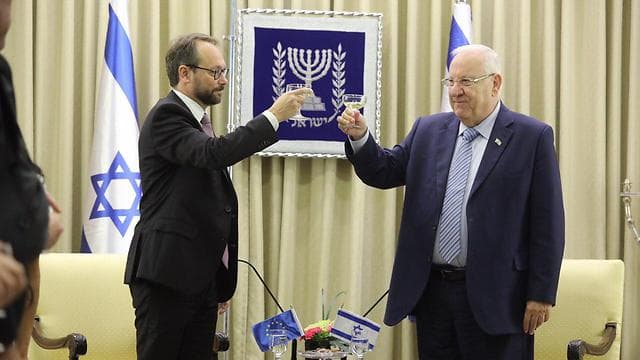 Brindis entre el presidente Rivlin y Emanuele Giaufret, embajador de la UE en Israel. Brindis del presidente Rivlin y Emanuele Giaufret, embajador de la UE en Israel