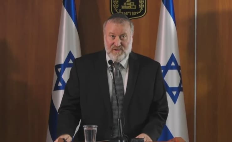El Procurador General Avichai Mandelblit anuncia las acusaciones penales del primer ministro Benjamin Netanyahu al público en un comunicado televisado. 
