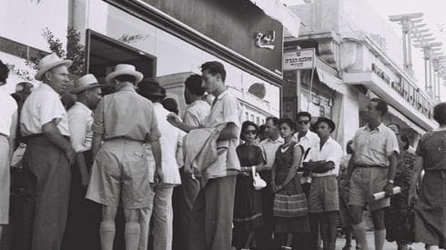 Gente haciendo fila en una tienda durante las medidas de austeridad de la década del 50'.