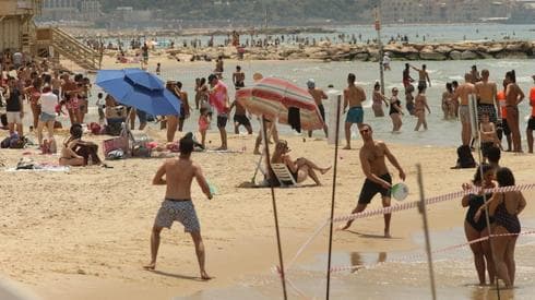 "La gente está de vuelta en la playa, el coronavirus se terminó".