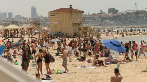 Cientos de israelíes acudieron en masa a la playa de Tel Aviv a pesar de las restricciones. (Moti Kimchi) Los israelíes acudieron en masa a la playa de Tel Aviv a pesar de las restricciones.