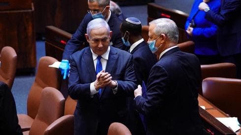 Netanyahu y Gantz celebran la formación del nuevo gobierno de unidad. (Portavoz de la Knesset) Netanyahu y Gantz celebran la formación del nuevo gobierno de unidad.
