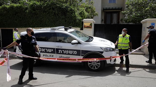 Agentes de la policía en lugar donde falleció el embajador chino.