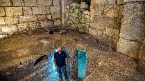 El doctor Monnickendam-Givon en el complejo descubierto en Jerusalem. (Autoridad de Antigüedades de Israel) El doctor Monnickendam-Givon en el complejo descubierto en Jerusalem.