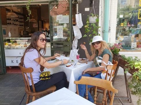 Dos israelíes en un restaurante de Tel Aviv. 
