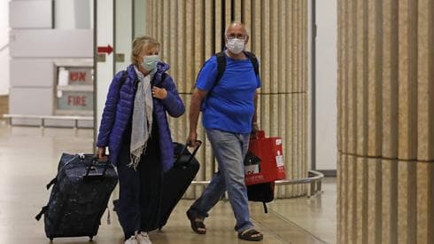 Pasajeros que llegaron al aeropuerto Ben Gurion durante la pandemia de coronavirus. (AFP) coronavirus estudio