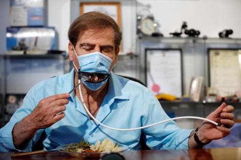 Una ranura en el barbijo permite el paso del tenedor con comida. 