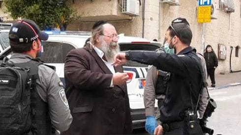 La policía detuvo a un hombre ortodoxo después de dispersar multitudes de una sinagoga de Jerusalem que operaba en violación de las regulaciones de distanciamiento social. (Ynet) coronavirus estudio
