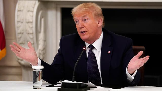 Antes del fallecimiento del emir de Kuwait, Trump afirmó que el líder árabe planeaba normalizar las relaciones Israel. (AP) Donald Trump haciendo declaraciones en la Casa Blanca.