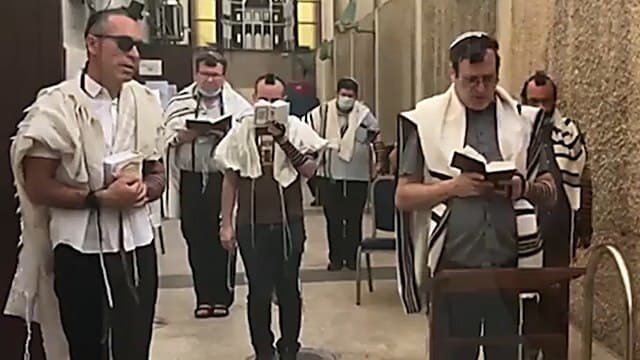 Primeros judíos que se acercaron a rezar a la Gran Sinagoga de Tel Aviv después de dos meses sin templos. 