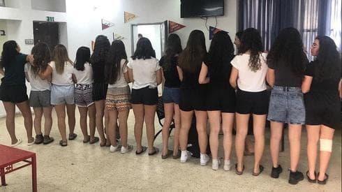 Las alumnas calificaron el código de vestimenta como "sexista" y "discriminatorio". (Ynet) Las alumnas calificaron el código de vestimenta como "sexista" y "discriminatorio".