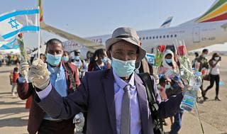 Con banderas y regalos de bienvenida, 119 etíopes llegaron a Israel. 