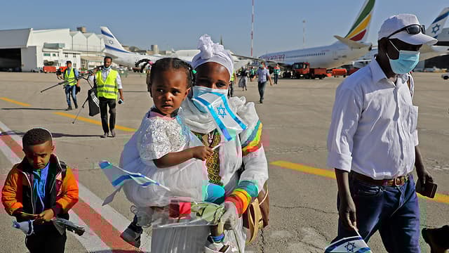 Hombres, mujeres y niños, entre los 119 nuevos inmigrantes etíopes que llegaron a Israel. (AFP) Hombres, mujeres y niños, entre los 119 nuevos inmigrantes etíopes que llegaron a Israel.