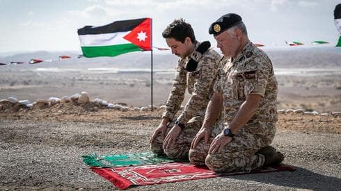 El rey Abdullah y su hijo rezan en el antiguo enclave de cultivo israelí que regresó a Jordania. (Gentileza) El rey Abdullah y su hijo rezan en el antiguo enclave de cultivo israelí que regresó a Jordania.