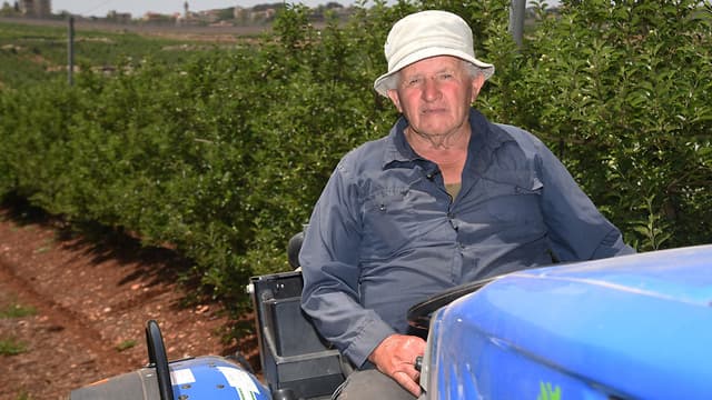 Zvi añora la época en que podía saludar a sus vecinos libaneses a través de la frontera (Yaakov Saar) Metula