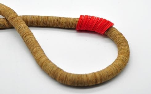 Las joyas de Hedva Klein suelen estar hechas de varios libros antiguos. (Foto cortesía) Las joyas de Hedva Klein suelen estar hechas de varios libros antiguos.