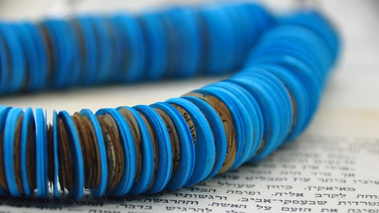 Una joya hecha de libros antiguos y papeles de colores por la artista israelí Hedva Klein. (Foto cortesía) Una joya hecha de libros antiguos y papeles de colores por la artista israelí Hedva Klein.