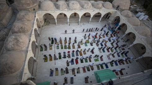 Fieles musulmanes con máscaras de protección rezando fuera de una mezquita en Gaza. (AP) Fieles musulmanes con máscaras de protección rezando fuera de una mezquita en Gaza.