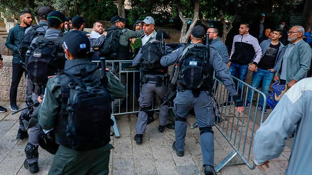 Forcejeos entre manifestantes musulmanes y fuerzas israelíes en el Monte del Templo. (AFP) Forcejeos entre manifestantes musulmanes y fuerzas israelíes en el Monte del Templo.
