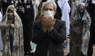 Personas rezan fuera de una mezquita en Irán.
