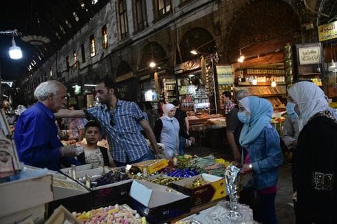 Fieles musulmanes se felicitan mutuamente por el primer día de la festividad de Eiid al-Fitr en una mezquita de Irak. (AP) Fieles musulmanes se felicitan mutuamente por el primer día de la festividad de Eiid al-Fitr en una mezquita de Irak.
