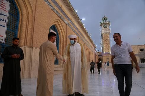 Fieles musulmanes se felicitan mutuamente por el primer día de la festividad de Eiid al-Fitr en una mezquita de Irak. (AP) Fieles musulmanes se felicitan mutuamente por el primer día de la festividad de Eiid al-Fitr en una mezquita de Irak.