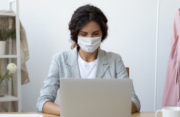 Trabajo remoto desde el hogar durante la pandemia de coronavirus. 