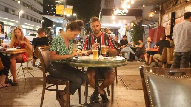 Apertura de bares tras la eliminación de restricciones por el coronavirus. (Moti Kimchi) Algunos bares ya habían abierto pese a las restricciones.