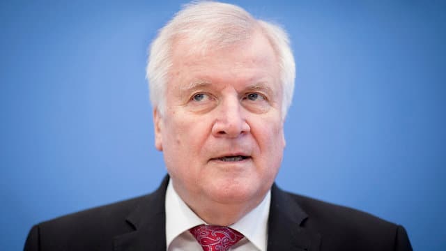El ministro del Interior alemán, Horst Seehofer, manifestó que la mayoría de los actos de odio fueron cometidos por militantes de la extrema derecha. (AP) el ministro del Interior alemán, Horst Seehofer, manifestó que la mayoría de los actos de odio fueron cometidas por militantes de la extrema derecha.