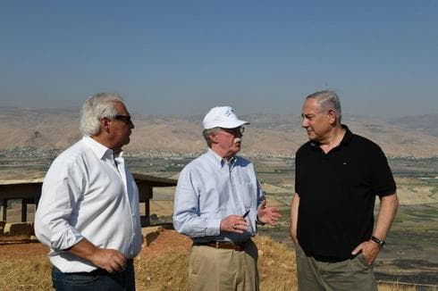 Netanyahu puede presentar los planes de anexión ante el gobierno el 1 de julio. (GPO) David Friedman, John Bolton y Benjamin Netanyahu en el valle del Jordán.