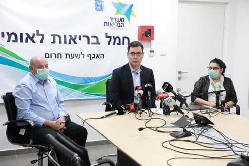 El director general adjunto del Ministerio de Salud, Prof. Itamar Grotto, el director general del Ministerio de Salud, Moshe Bar Siman Tov, y la jefa de Salud Pública, Prof. Sigal Satezky, en una conferencia de prensa. (Ynet) El director general adjunto del Ministerio de Salud, Prof. Itamar Grotto, el director general del Ministerio de Salud, Moshe Bar Siman Tov, y la jefa de Salud Pública, Prof. Sigal Satezky, en una conferencia de prensa.