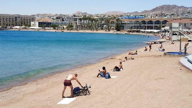 El nuevo brote de COVID-19 amenaza el turismo de verano en Eilat. 