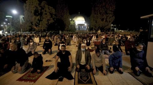 Fieles rezando en el complejo de la mezquita Al Aqsa tras la reapertura del sitio. ( AP) Fieles rezando en el complejo de la mezquita Al Aqsa tras la reapertura del sitio.