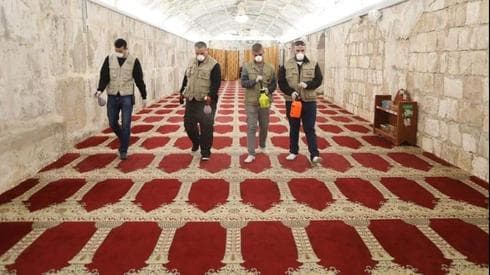 Desinfección en el interior de la mezquita Al Aqsa.